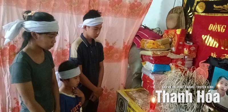 Một mùa trăng không tròn của 3 đứa trẻ...