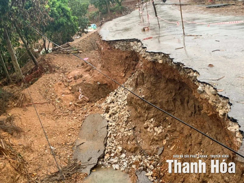 Sạt lở nghiêm trọng đường tỉnh 523 qua địa bàn xã Kim Tân