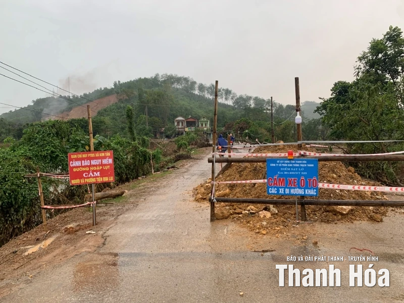 Sạt lở nghiêm trọng đường tỉnh 523 qua địa bàn xã Kim Tân