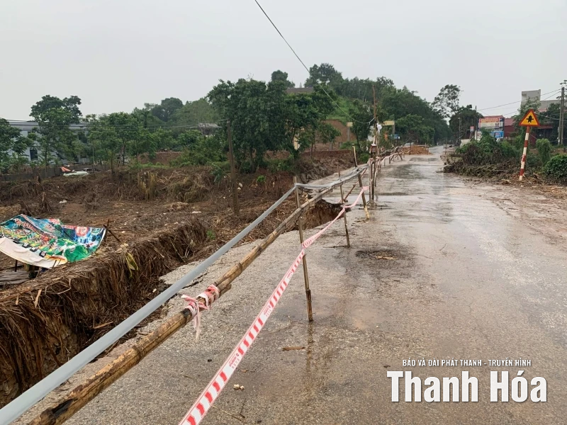 Sạt lở nghiêm trọng đường tỉnh 523 qua địa bàn xã Kim Tân