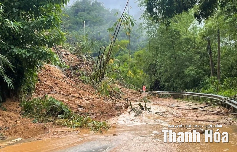 Sạt lở nghiêm trọng Quốc lộ 217 đoạn qua xã Trung Hạ gây chia cắt giao thông