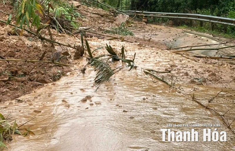 Sạt lở nghiêm trọng Quốc lộ 217 đoạn qua xã Trung Hạ gây chia cắt giao thông