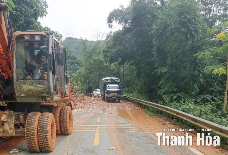 Xử lý điểm sạt lở, đã thông tuyến Quốc lộ 217 đoạn qua xã Trung Hạ