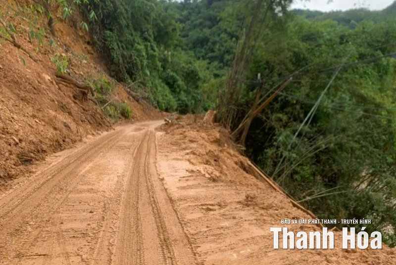 Xử lý điểm sạt lở, đã thông tuyến Quốc lộ 217 đoạn qua xã Trung Hạ