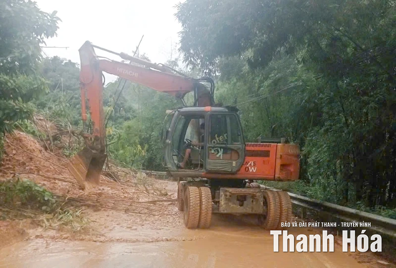 Xử lý điểm sạt lở, đã thông tuyến Quốc lộ 217 đoạn qua xã Trung Hạ