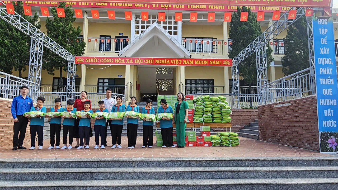 Trao quà cho học sinh Trường THCS Dân tộc nội trú Thạch Thành