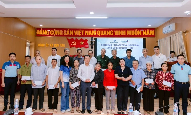 VBI hỗ trợ người dân xã Kim Tân khắc phục hậu quả bão số 10