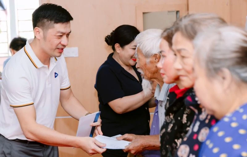 VBI hỗ trợ người dân xã Kim Tân khắc phục hậu quả bão số 10