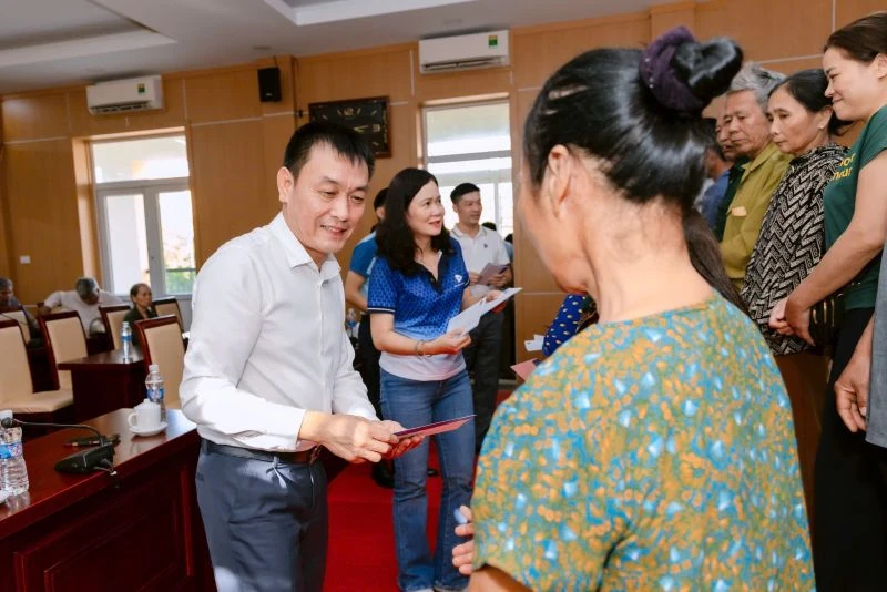 VBI hỗ trợ người dân xã Kim Tân khắc phục hậu quả bão số 10