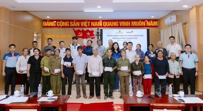 VBI hỗ trợ người dân xã Kim Tân khắc phục hậu quả bão số 10