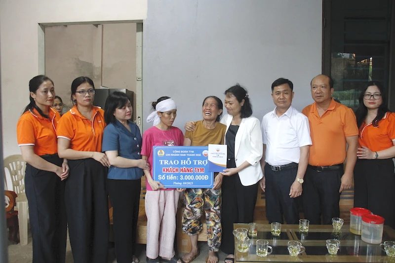 TYM Chi nhánh Nam Thanh Hóa thăm hỏi, hỗ trợ khách hàng bị thiệt hại do bão số 10