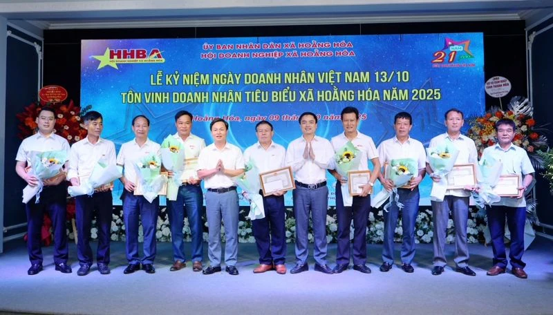 Xã Hoằng Hóa gặp mặt, tôn vinh các doanh nghiệp, doanh nhân tiêu biểu năm 2025