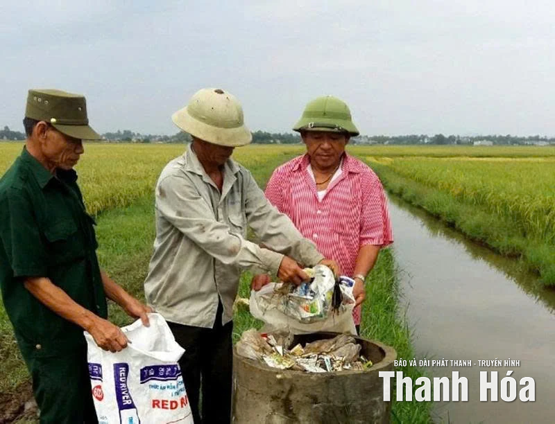Thu gom vỏ bao bì thuốc bảo vệ thực vật để đồng ruộng sạch hơn