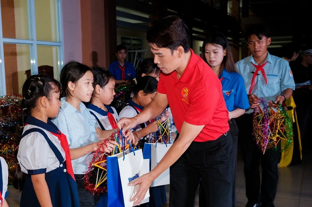 Vinamilk đồng hành mang Tết Trung thu đến hơn 10.000 trẻ em trên cả nước