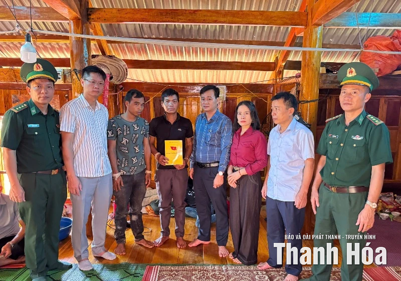 Hỗ trợ các hộ dân xã Mường Lát bị thiệt hại nặng do hoàn lưu bão số 11