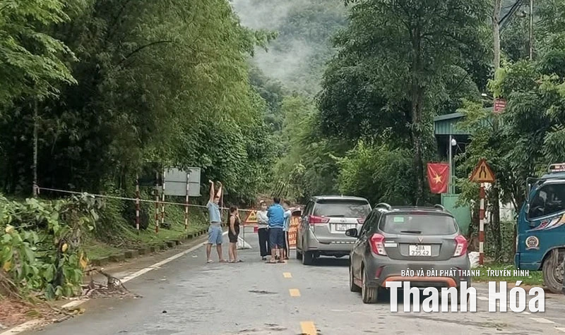 Sạt lở nghiêm trọng Quốc lộ 217 đoạn qua xã Trung Hạ gây chia cắt giao thông