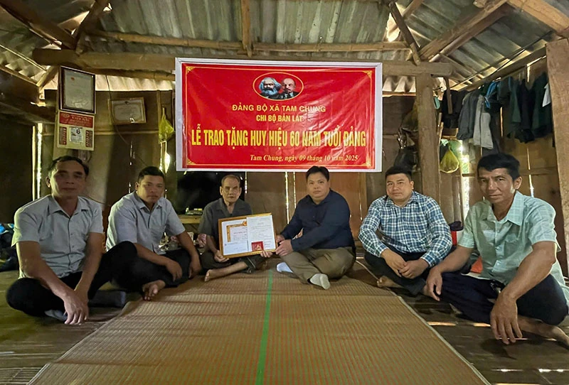 Trao tặng Huy hiệu 60 năm tuổi Đảng cho đảng viên lão thành tại xã Tam Chung