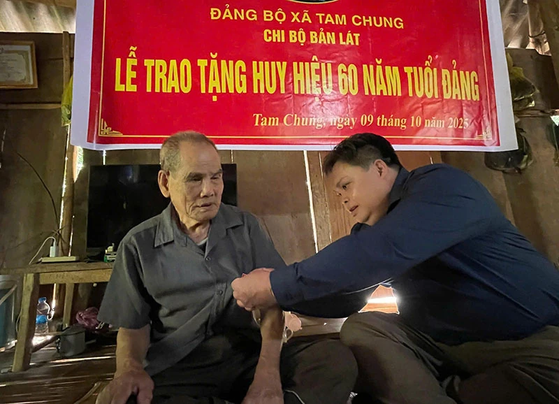 Trao tặng Huy hiệu 60 năm tuổi Đảng cho đảng viên lão thành tại xã Tam Chung