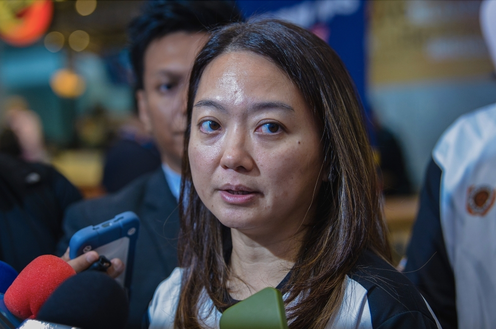 HLV Văn Sỹ Sơn tái ngộ SLNA; MU nên mượn Messi tháng 1? 