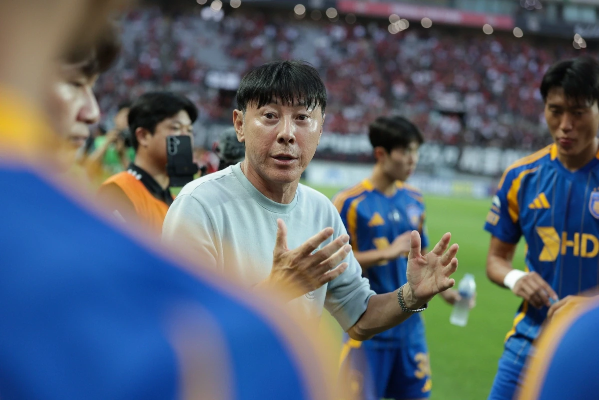 Thắng Nepal, ĐT Việt Nam vẫn xếp sau Malaysia; FIFA xem xét không tổ chức World Cup vào mùa hè