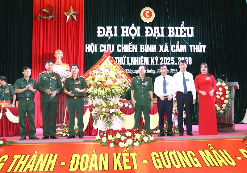 Nêu cao tinh thần tự lực, tự cường, xây dựng xã Cẩm Thủy phát triển toàn diện theo hướng đô thị, văn minh, hiện đại