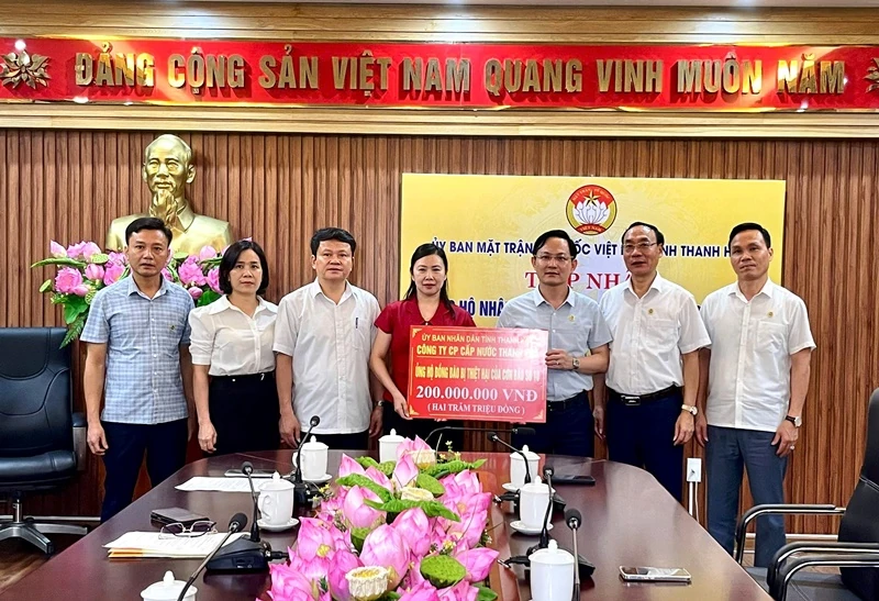 Các doanh nghiệp, cá nhân tiếp tục ủng hộ khắc phục hậu quả mưa lũ