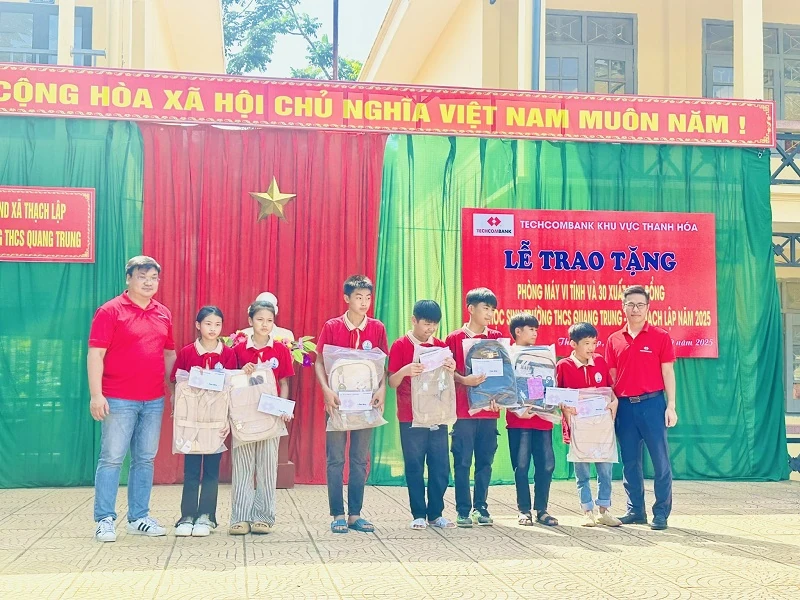 Techcombank - Chi nhánh khu vực Thanh Hóa tặng quà cho học sinh