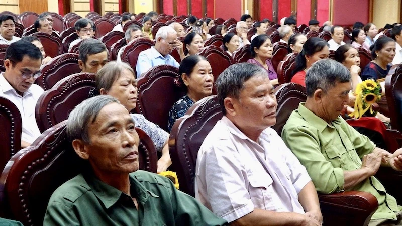 Xã Vĩnh Lộc trao Huy hiệu Đảng đợt 2/9 cho 77 đảng viên