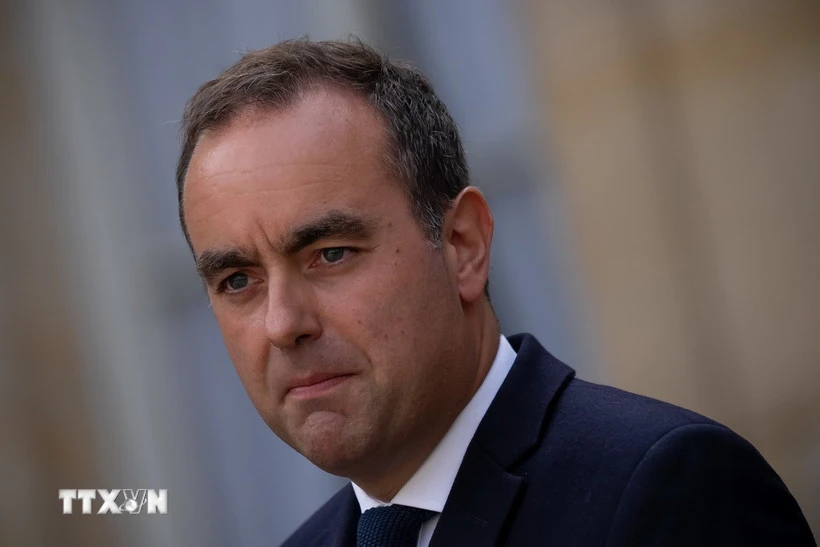 Thủ tướng Pháp vượt qua cuộc bỏ phiếu bất tín nhiệm đầu tiên