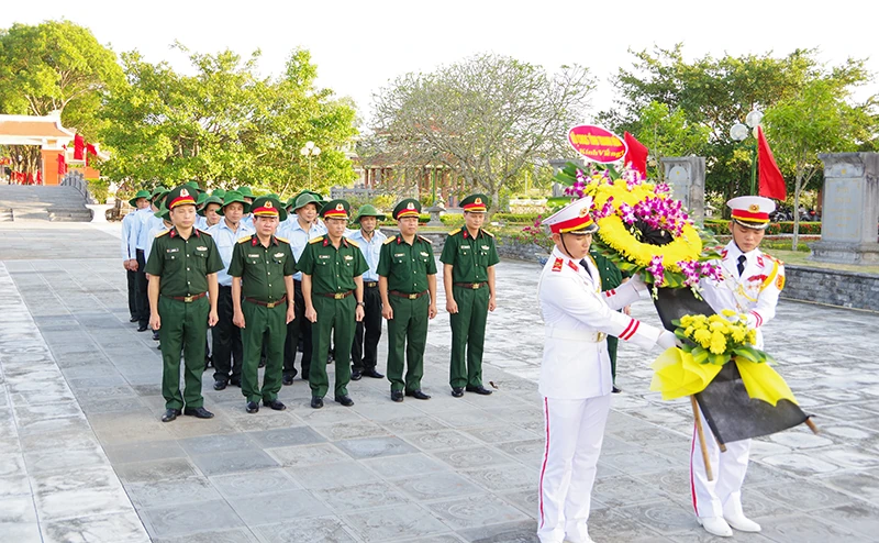 Bộ CHQS tỉnh dâng hoa, dâng hương tưởng niệm Chủ tịch Hồ Chí Minh và các Anh hùng liệt sĩ