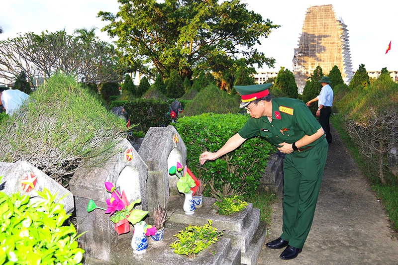 Bộ CHQS tỉnh dâng hoa, dâng hương tưởng niệm Chủ tịch Hồ Chí Minh và các Anh hùng liệt sĩ