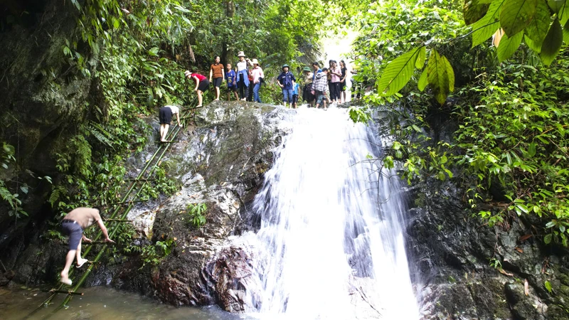 Đánh thức tiềm năng du lịch ở Trung Hạ