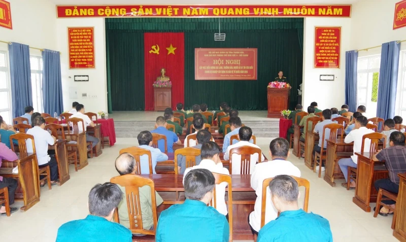 Gặp mặt Già làng, Trưởng bản, người có uy tín tiêu biểu trong sự nghiệp xây dựng và bảo vệ Tổ quốc