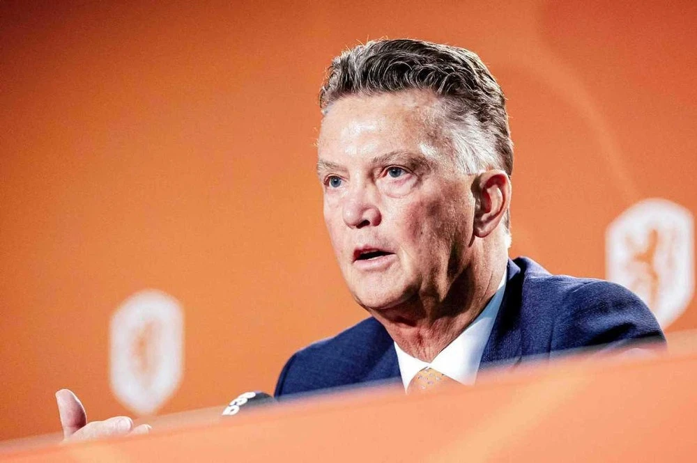 Huyền thoại Premier League thua đau ngày ra mắt V.League; Van Gaal sắp dẫn dắt Indonesia?