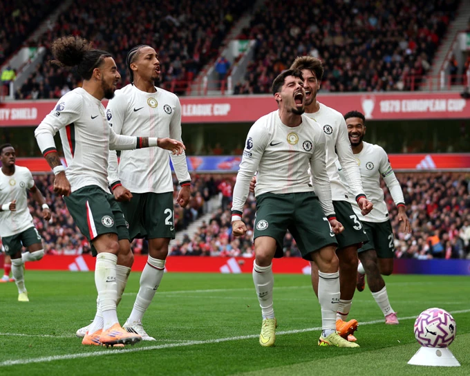 Huyền thoại Premier League thua đau ngày ra mắt V.League; Van Gaal sắp dẫn dắt Indonesia?