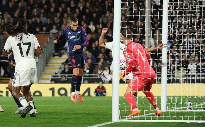 Huyền thoại Premier League thua đau ngày ra mắt V.League; Van Gaal sắp dẫn dắt Indonesia?