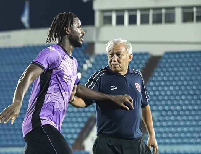 Huyền thoại Premier League thua đau ngày ra mắt V.League; Van Gaal sắp dẫn dắt Indonesia?