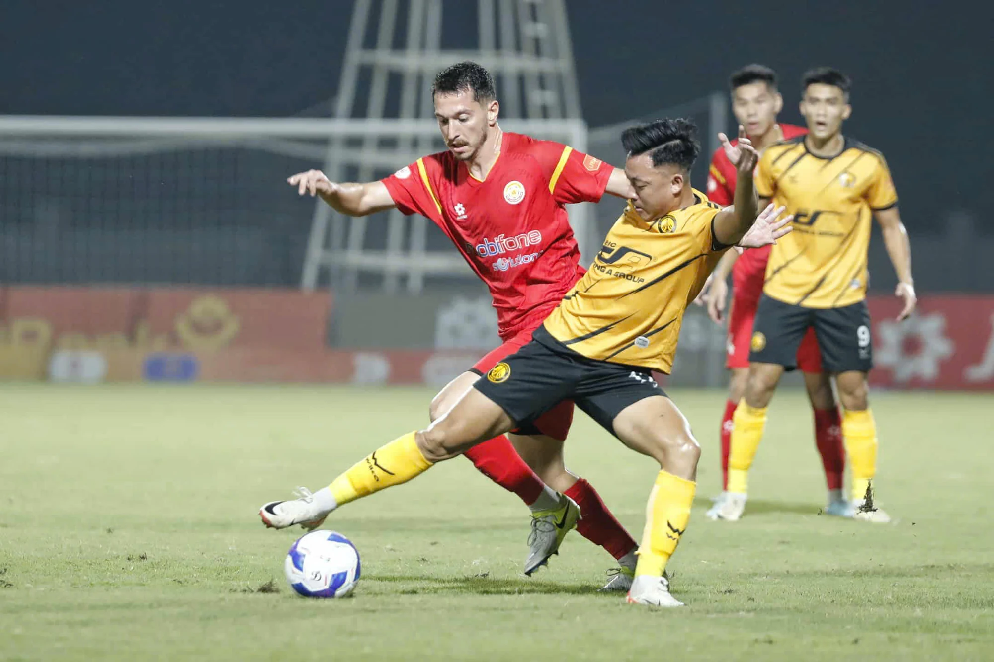 Đông Á Thanh Hoá và PVF-CAND chia điểm sau màn rượt đuổi kịch tính