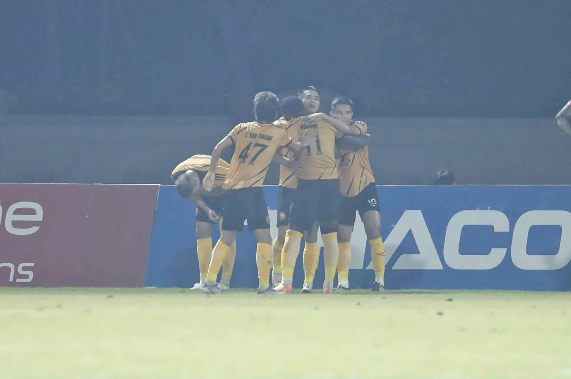 Đông Á Thanh Hoá và PVF-CAND chia điểm sau màn rượt đuổi kịch tính