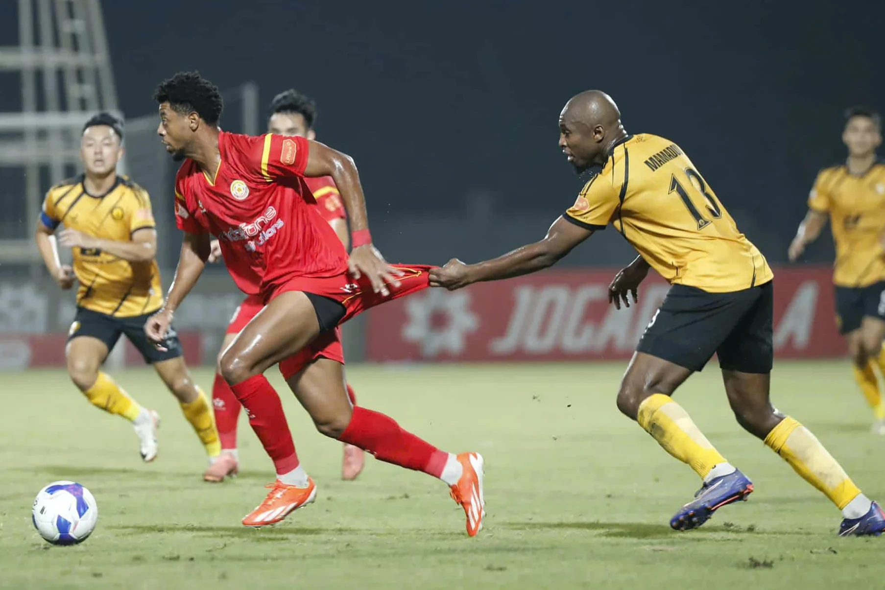 Đông Á Thanh Hoá và PVF-CAND chia điểm sau màn rượt đuổi kịch tính