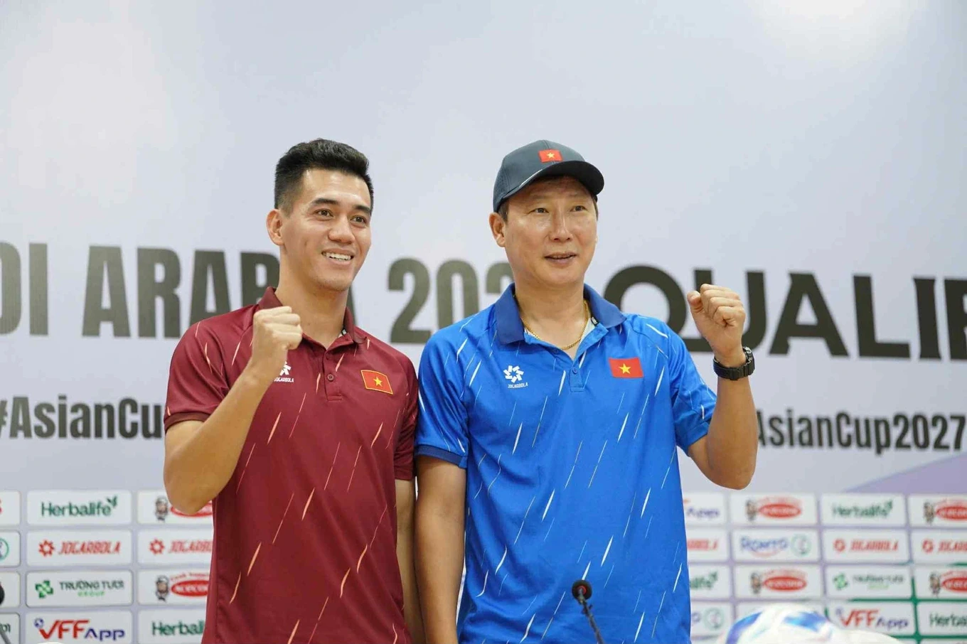 HLV Kim Sang Sik muốn thắng đậm Nepal; HLV Kluivert bay thẳng về Hà Lan sau thất bại tại vòng loại World Cup