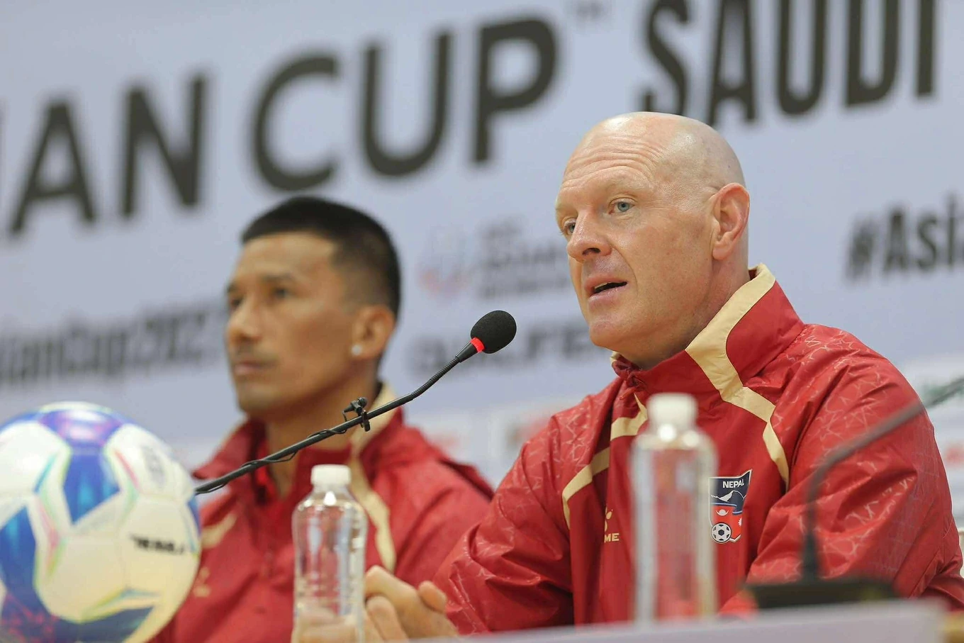 HLV Kim Sang Sik muốn thắng đậm Nepal; HLV Kluivert bay thẳng về Hà Lan sau thất bại tại vòng loại World Cup