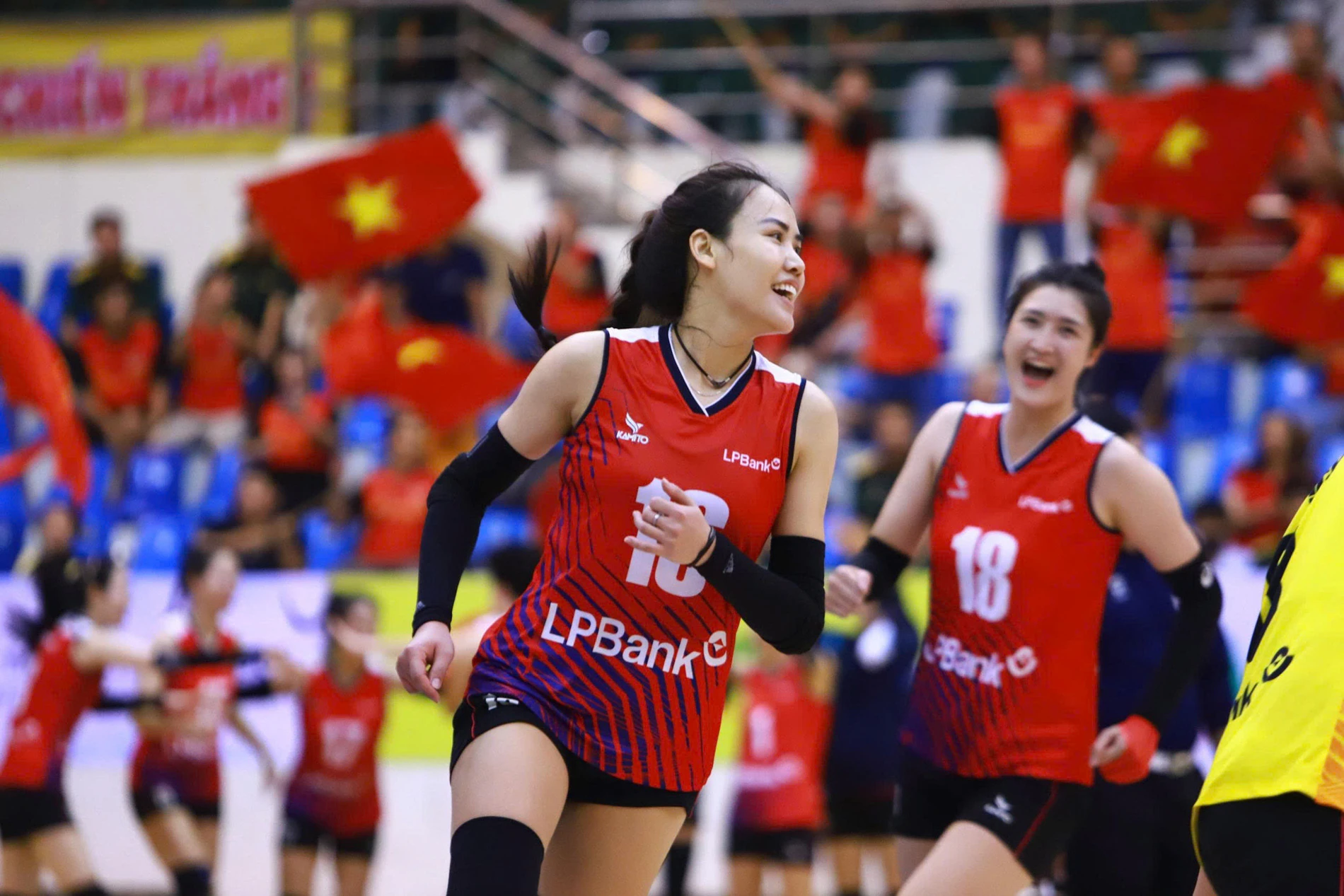 HLV Kim Sang Sik muốn thắng đậm Nepal; HLV Kluivert bay thẳng về Hà Lan sau thất bại tại vòng loại World Cup