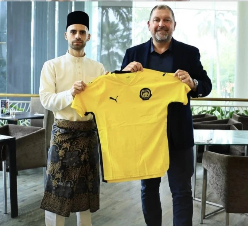 HLV Kim Sang Sik muốn thắng đậm Nepal; HLV Kluivert bay thẳng về Hà Lan sau thất bại tại vòng loại World Cup