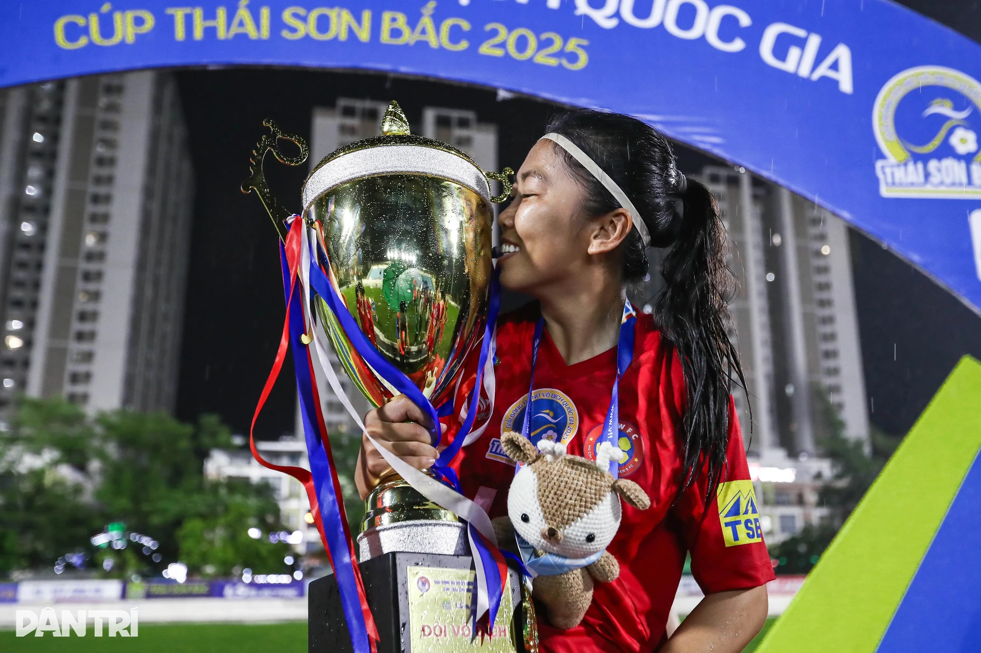 HLV Kim Sang Sik muốn thắng đậm Nepal; HLV Kluivert bay thẳng về Hà Lan sau thất bại tại vòng loại World Cup