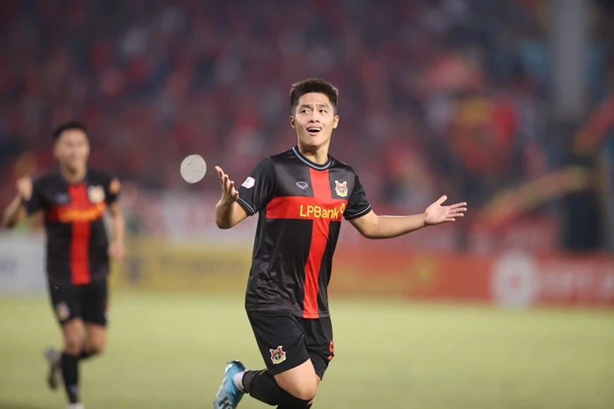 Huyền thoại Premier League thua đau ngày ra mắt V.League; Van Gaal sắp dẫn dắt Indonesia?