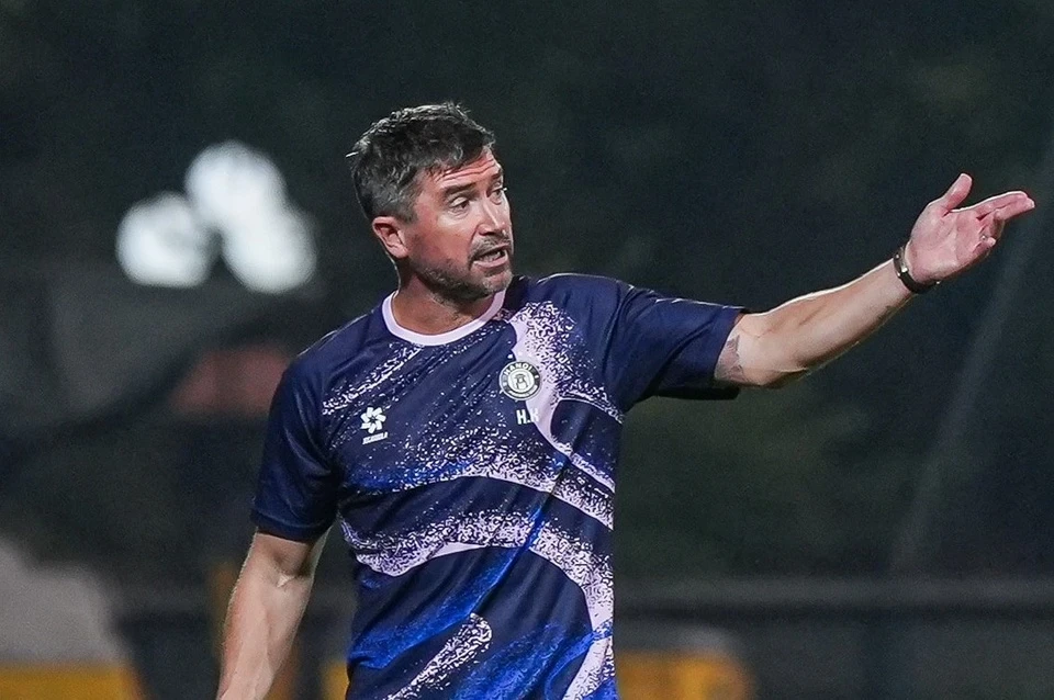 Huyền thoại Premier League thua đau ngày ra mắt V.League; Van Gaal sắp dẫn dắt Indonesia?