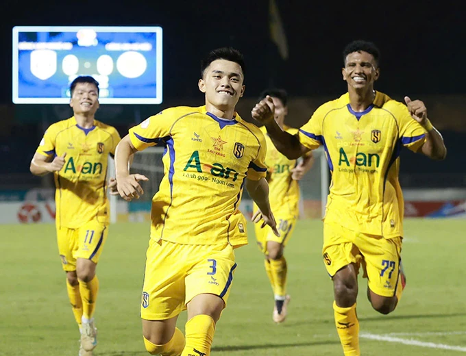 Huyền thoại Premier League thua đau ngày ra mắt V.League; Van Gaal sắp dẫn dắt Indonesia?