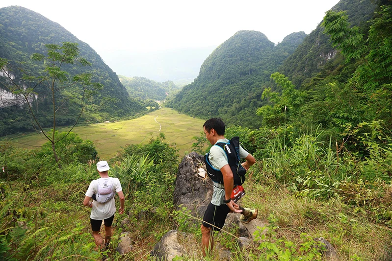 Gần 1.500 vận động viên từ 36 quốc gia tranh tài tại Giải chạy Marathon băng rừng Việt Nam năm 2025