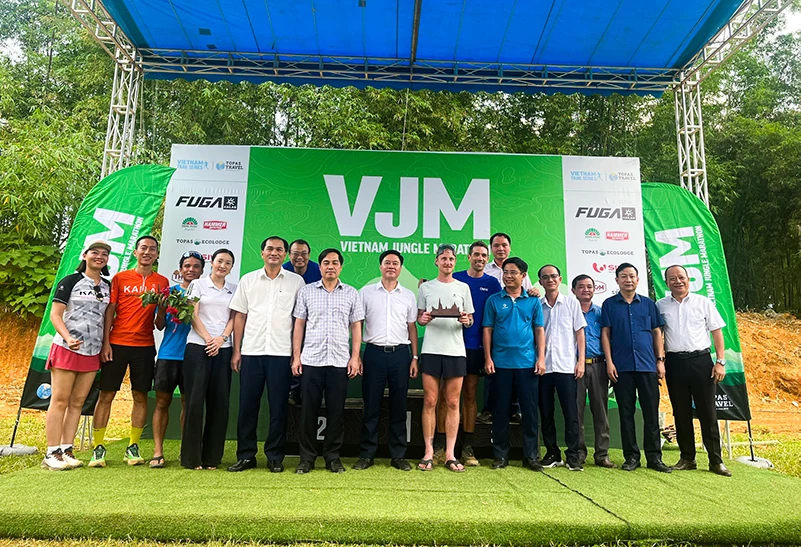 Gần 1.500 vận động viên từ 36 quốc gia tranh tài tại Giải chạy Marathon băng rừng Việt Nam năm 2025